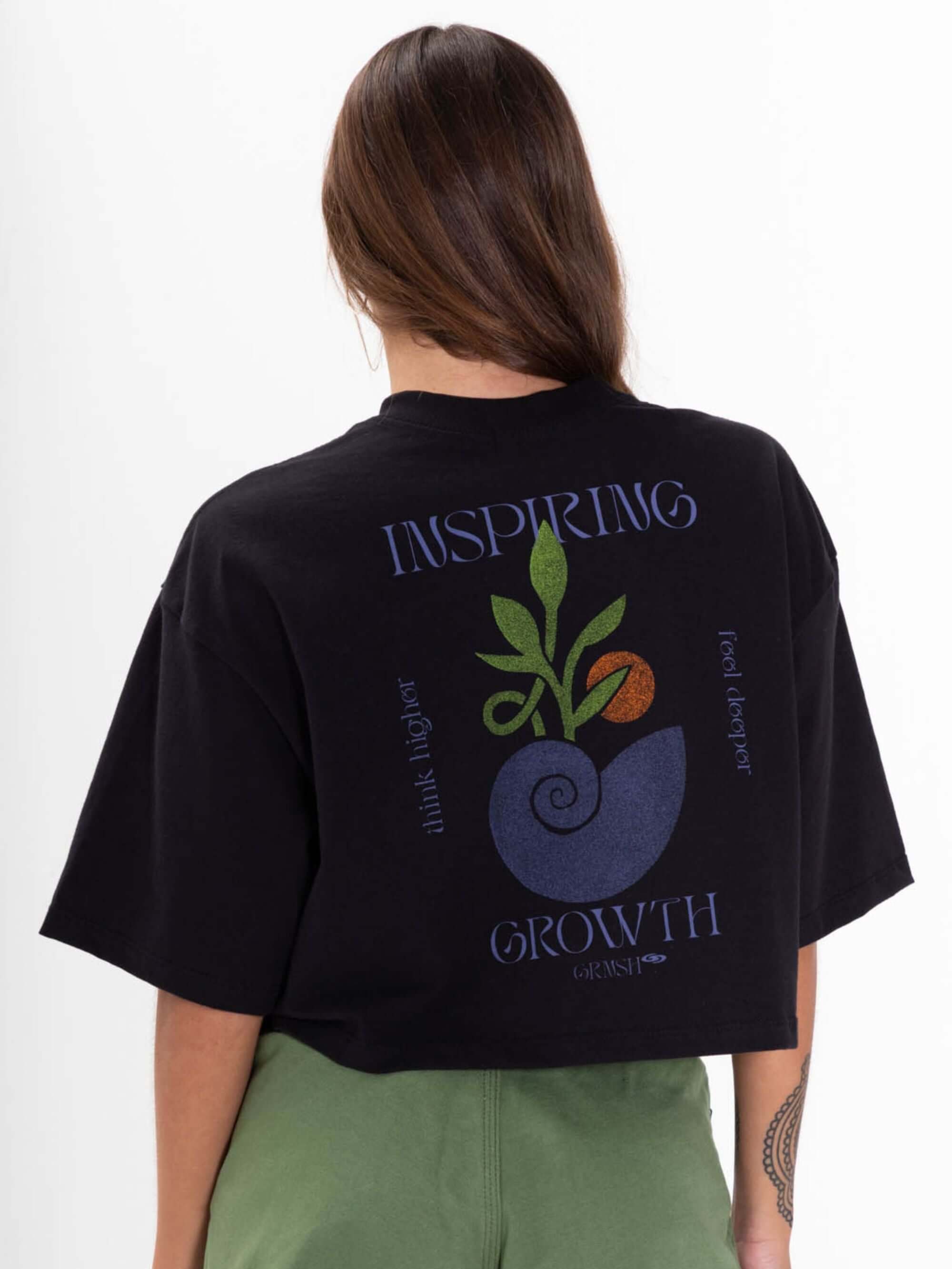 Camiseta cropped inspiradora da Greenish, modelo preto, com estampa de crescimento na parte de trás.