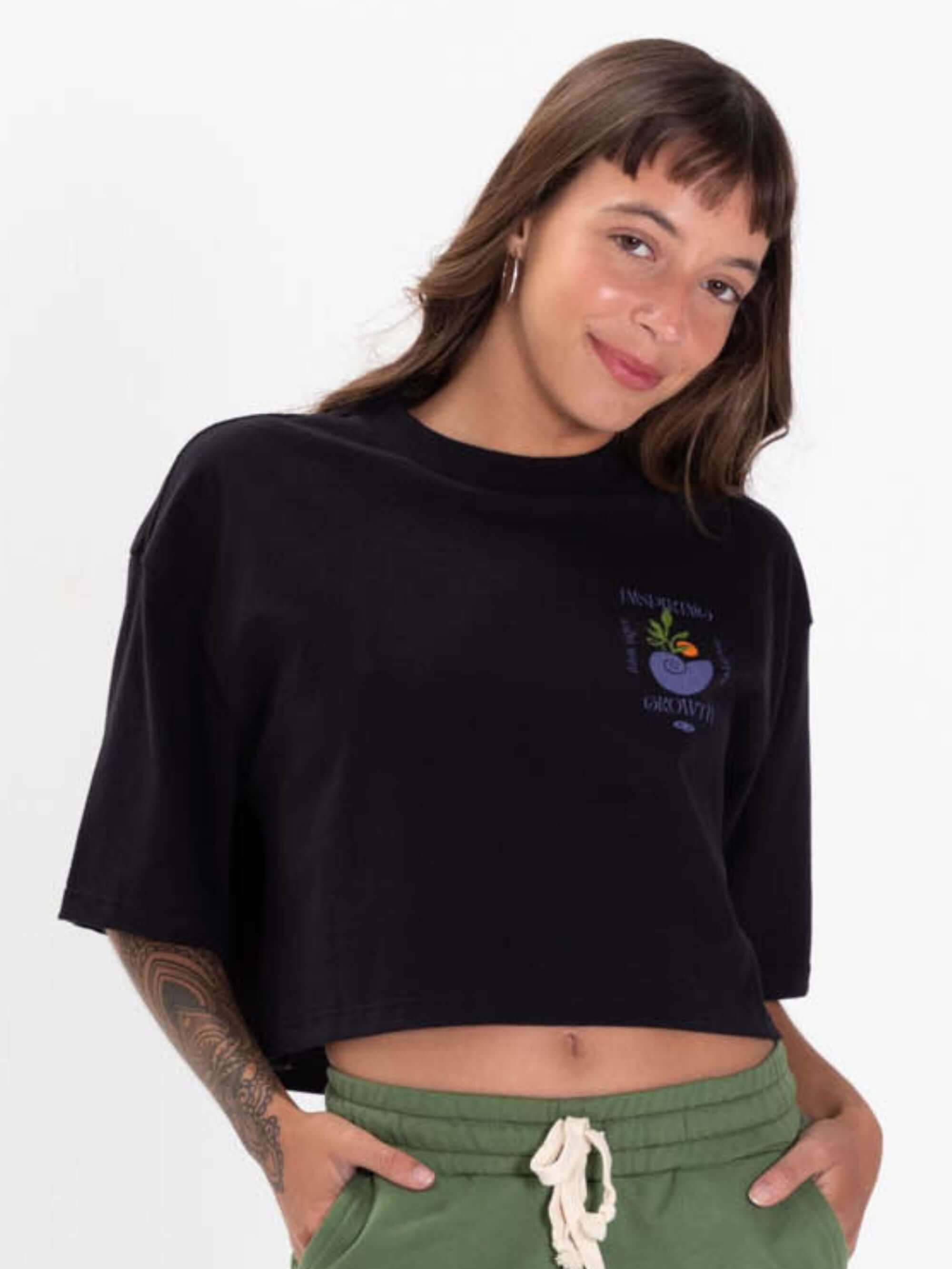Camiseta cropped preta Inspiring Growth da Greenish, estilo casual e moderno para looks descolados.
