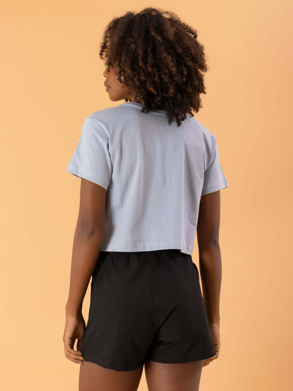 Blusa curta azul clara com detalhe nas costas, sem mangas, combinação perfeita para looks casuais da Greenish.