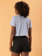 Blusa curta azul clara com detalhe nas costas, sem mangas, combinação perfeita para looks casuais da Greenish.