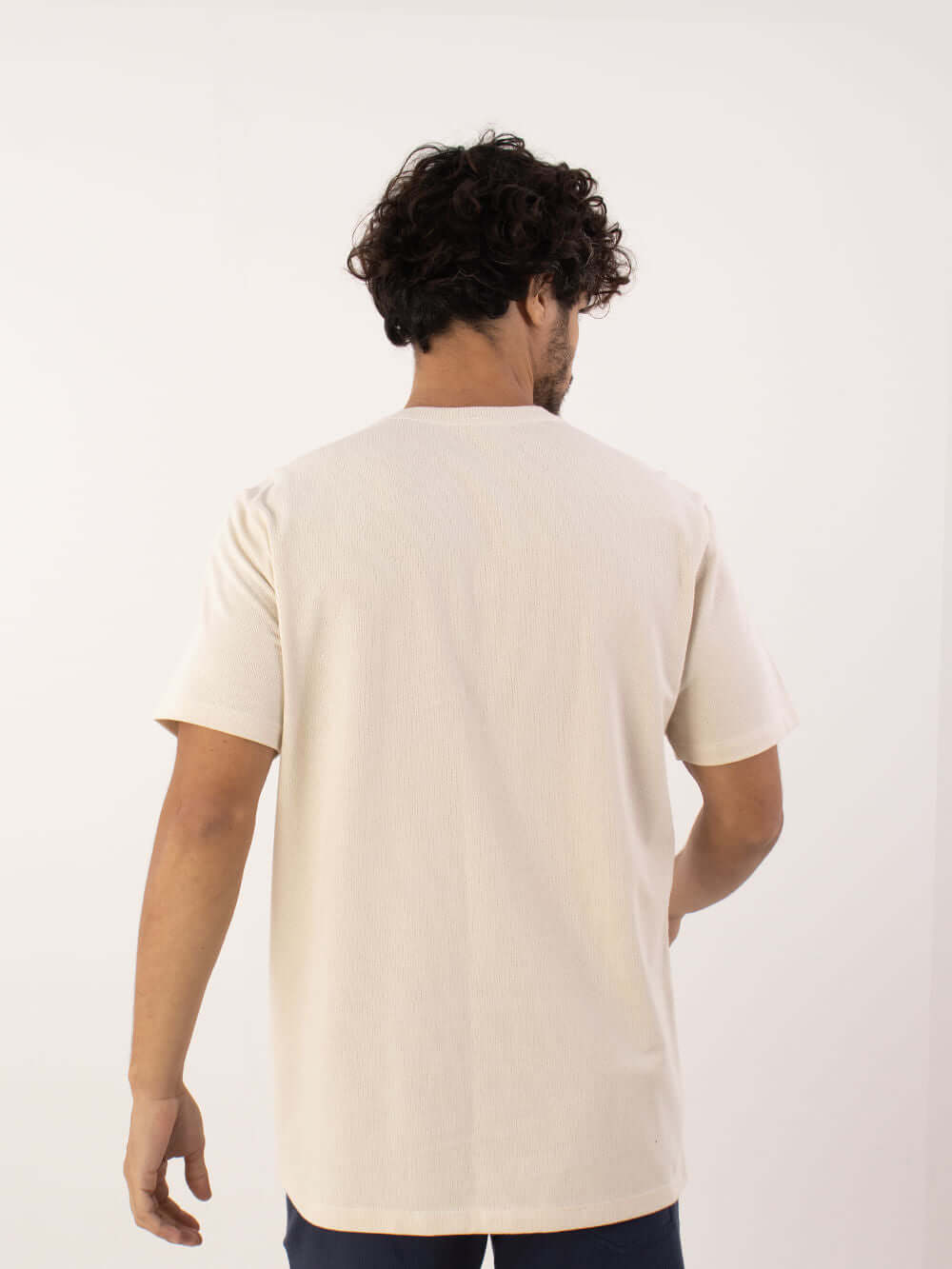 Camiseta Elegance bege da Greenish, vista de costas, oferecendo conforto e caimento perfeito para o dia a dia.