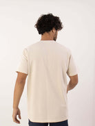 Camiseta Elegance bege da Greenish, vista de costas, oferecendo conforto e caimento perfeito para o dia a dia.