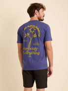 Camiseta azul royal da Greenish com estampa "Aprecie Everything" vista de trás, ideal para conforto e estilo.