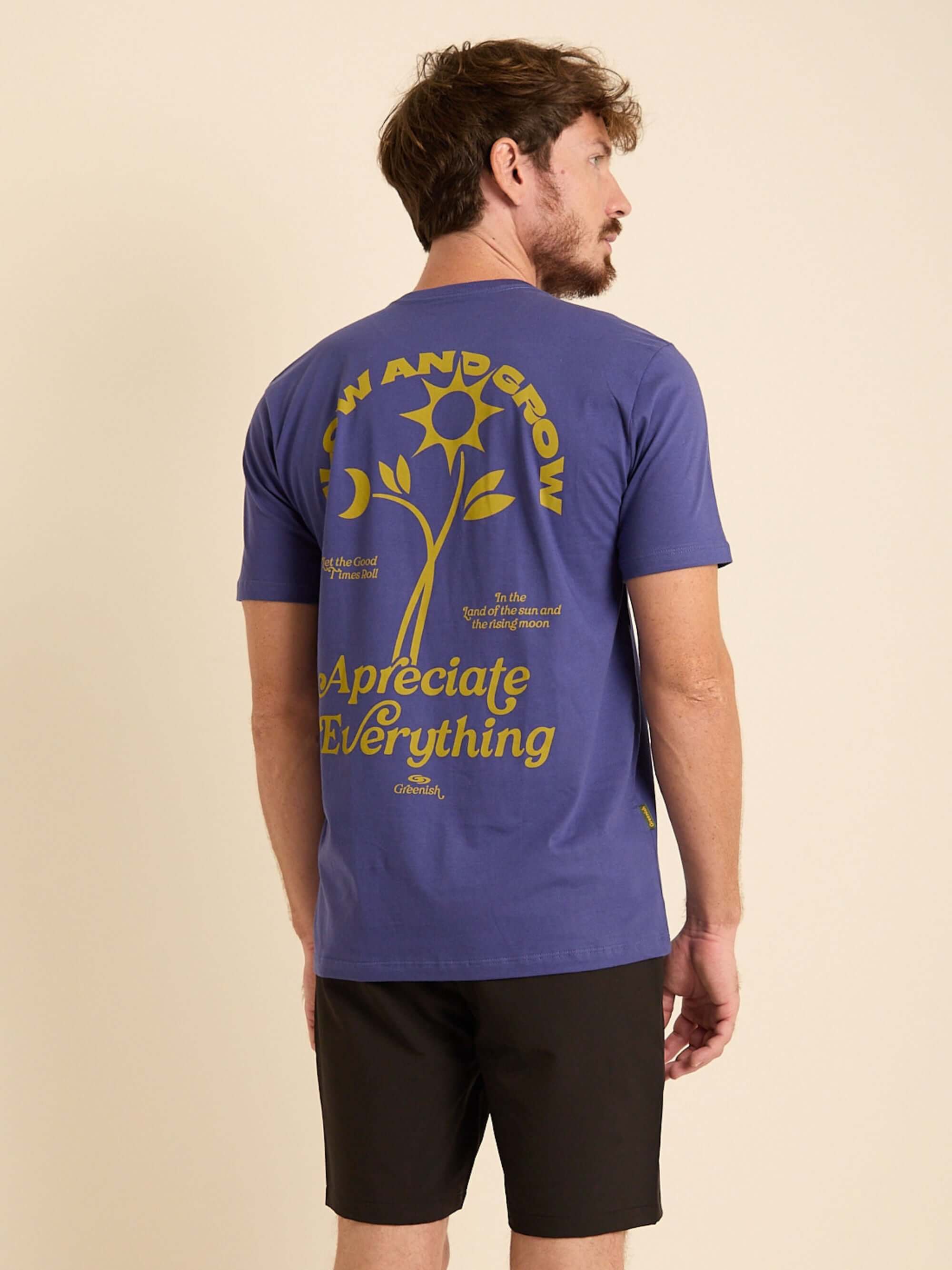 Camiseta azul royal da Greenish com estampa "Aprecie Everything" vista de trás, ideal para conforto e estilo.