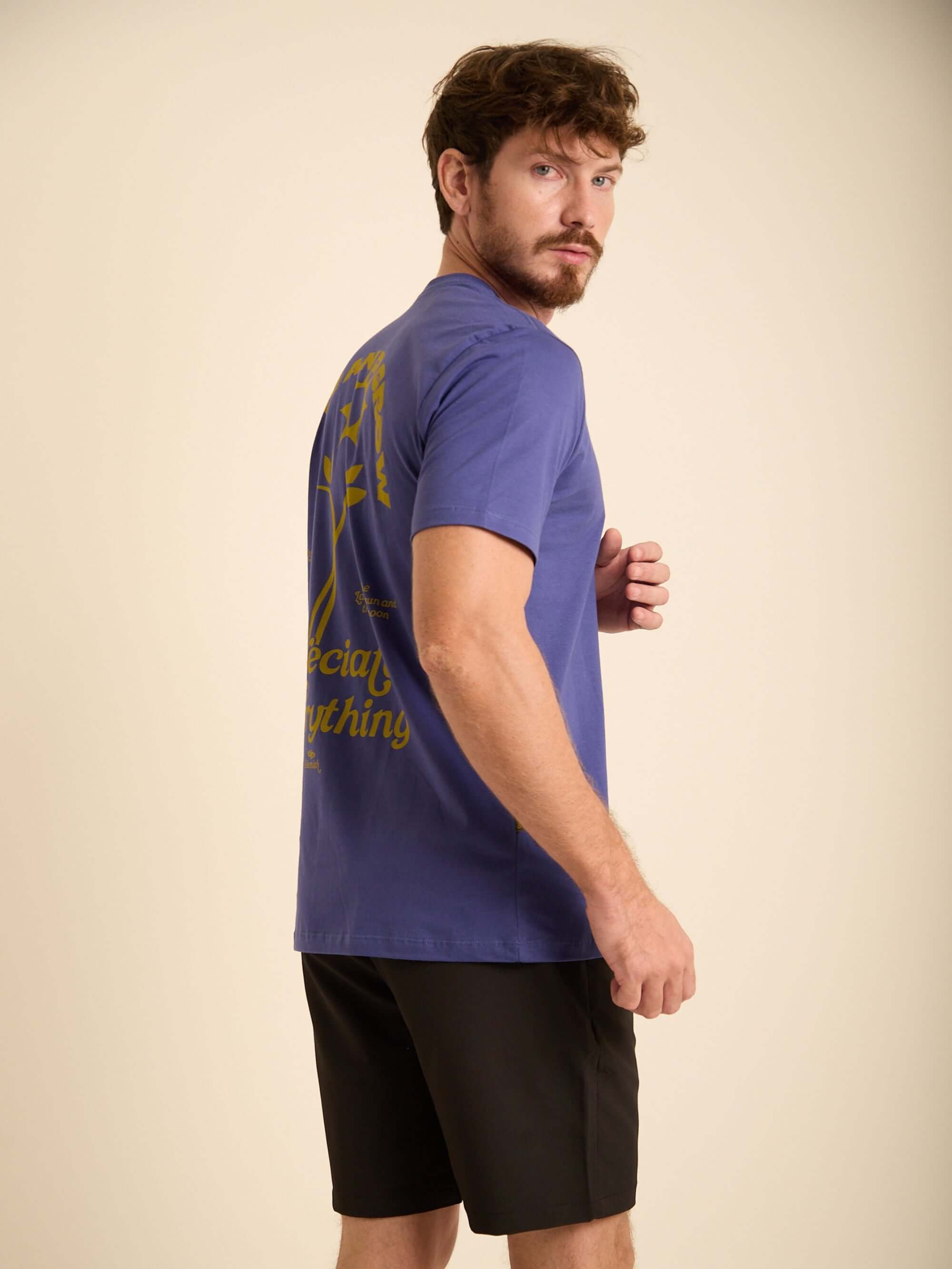 Camiseta azul royal Everything da Greenish, modelo clássico, em 100% algodão, garantindo conforto e estilo.