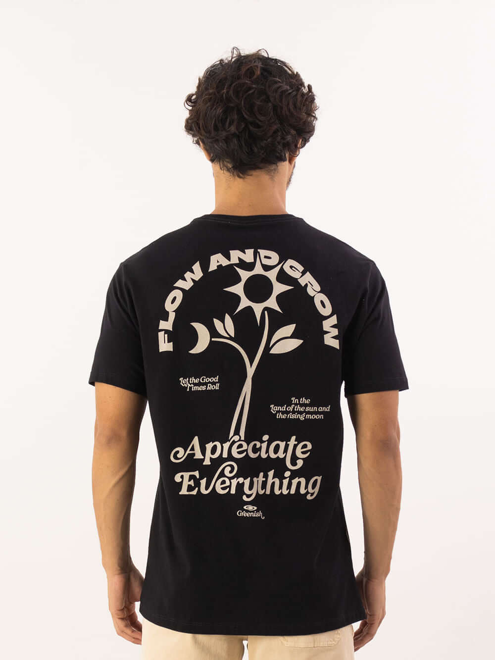 Camiseta preta da Greenish com estampa 'Flow and Grow' e 'Apreciate Everything' nas costas.