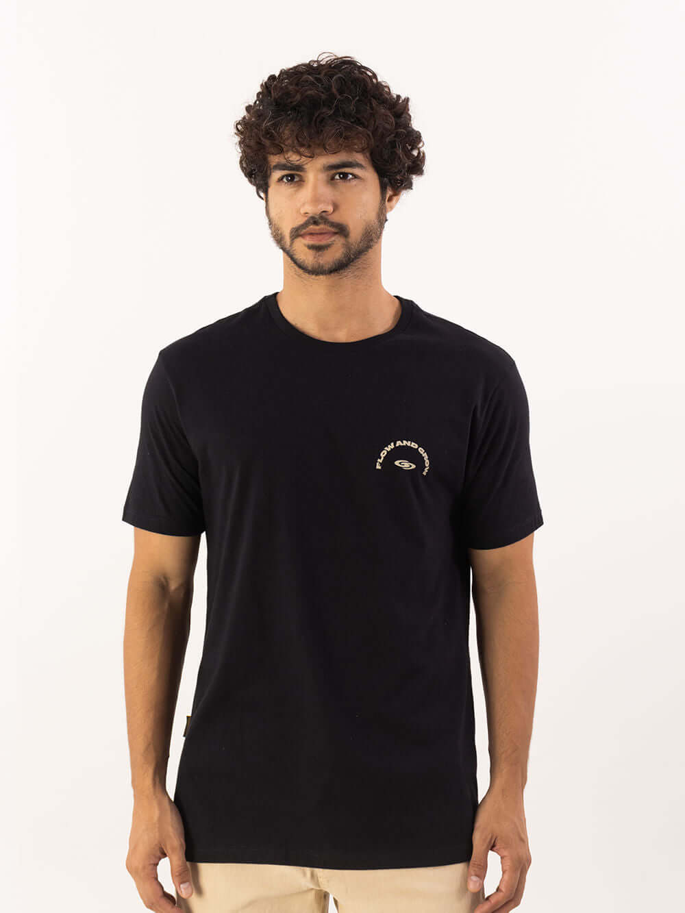 Homem usando a camiseta Everything preta da marca Greenish, com estampa clássica e confortável em 100% algodão.