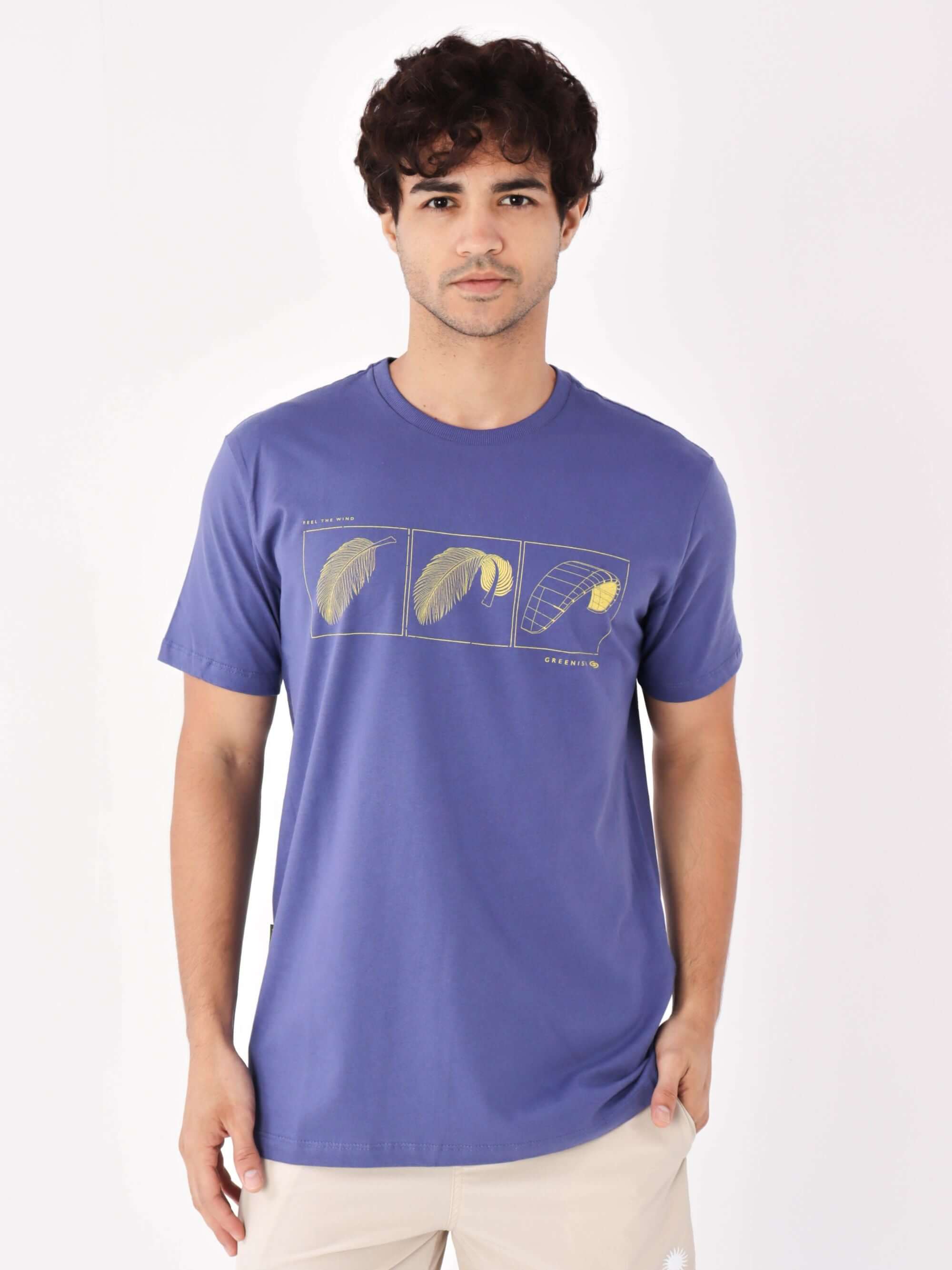 Camiseta Feel The Wind da Greenish, modelagem clássica azul royal, estampa exclusiva minimalista, ideal para o dia a dia.