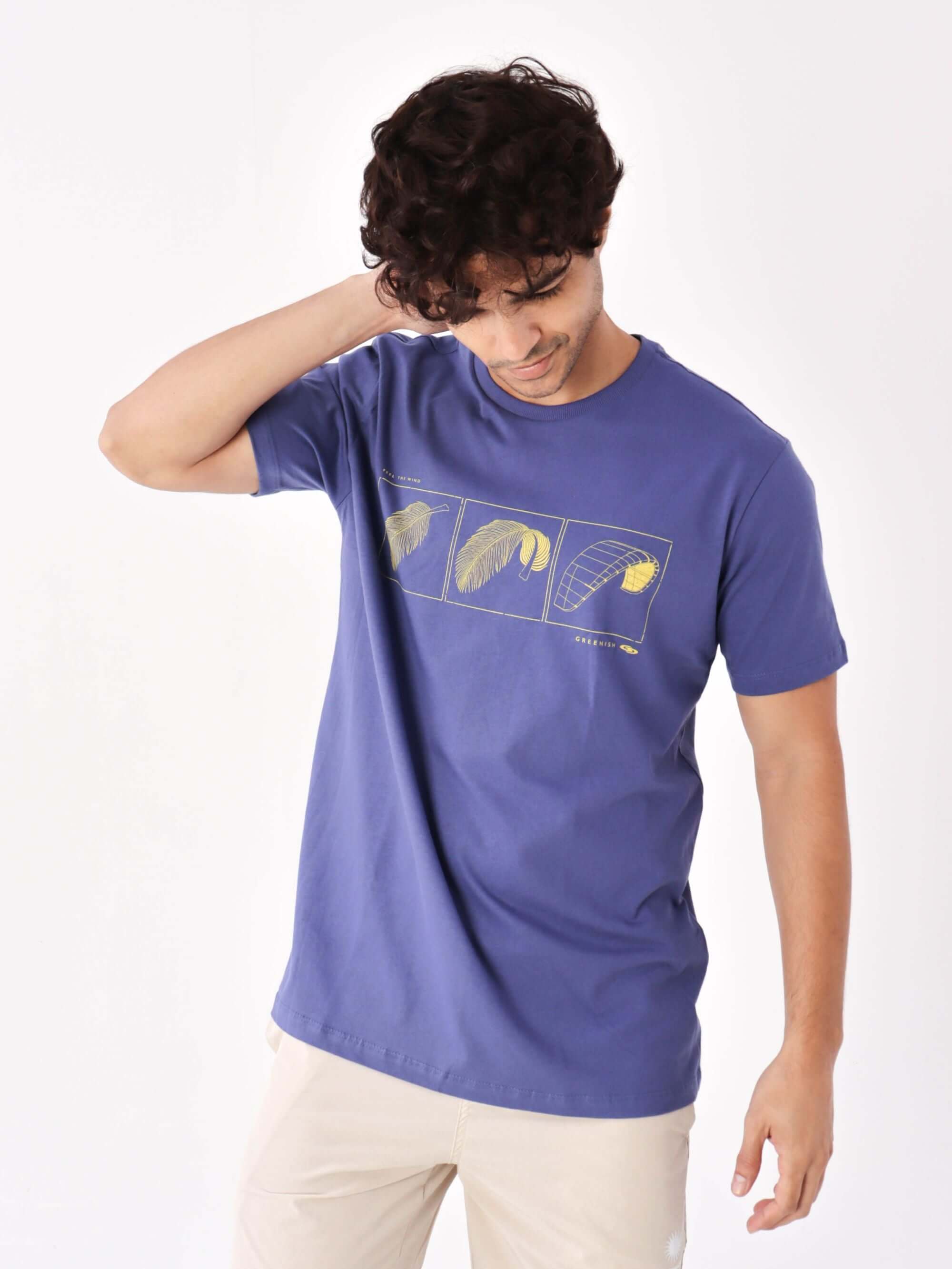 Camiseta Feel The Wind azul royal da Greenish, com estampa exclusiva e design clássico, ideal para o dia a dia.