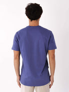 Camiseta masculina azul royal Feel The Wind da marca Greenish, em malha de algodão, vista de costas.