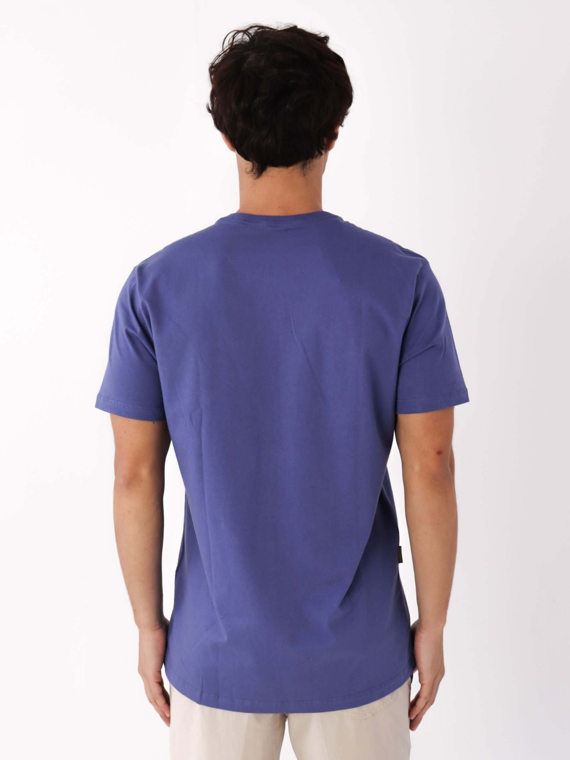 Camiseta masculina azul royal Feel The Wind da marca Greenish, em malha de algodão, vista de costas.