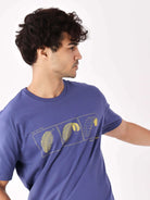 Camiseta azul royal Feel The Wind da marca Greenish com estampa minimalista de folhas.