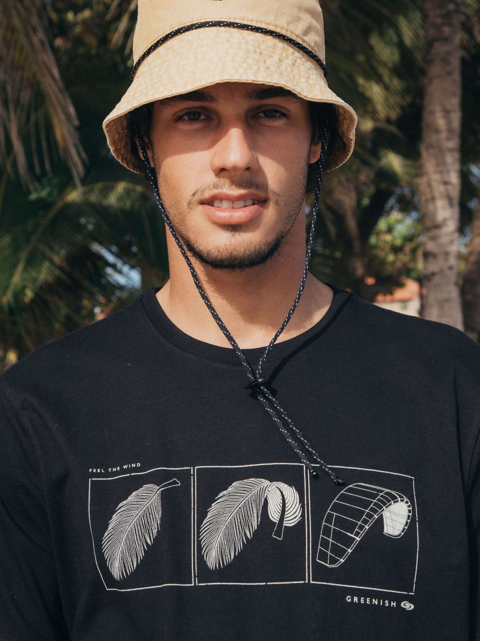 Camiseta preta Feel The Wind da Greenish, modelo clássico com estampa exclusiva e estilo minimalista.