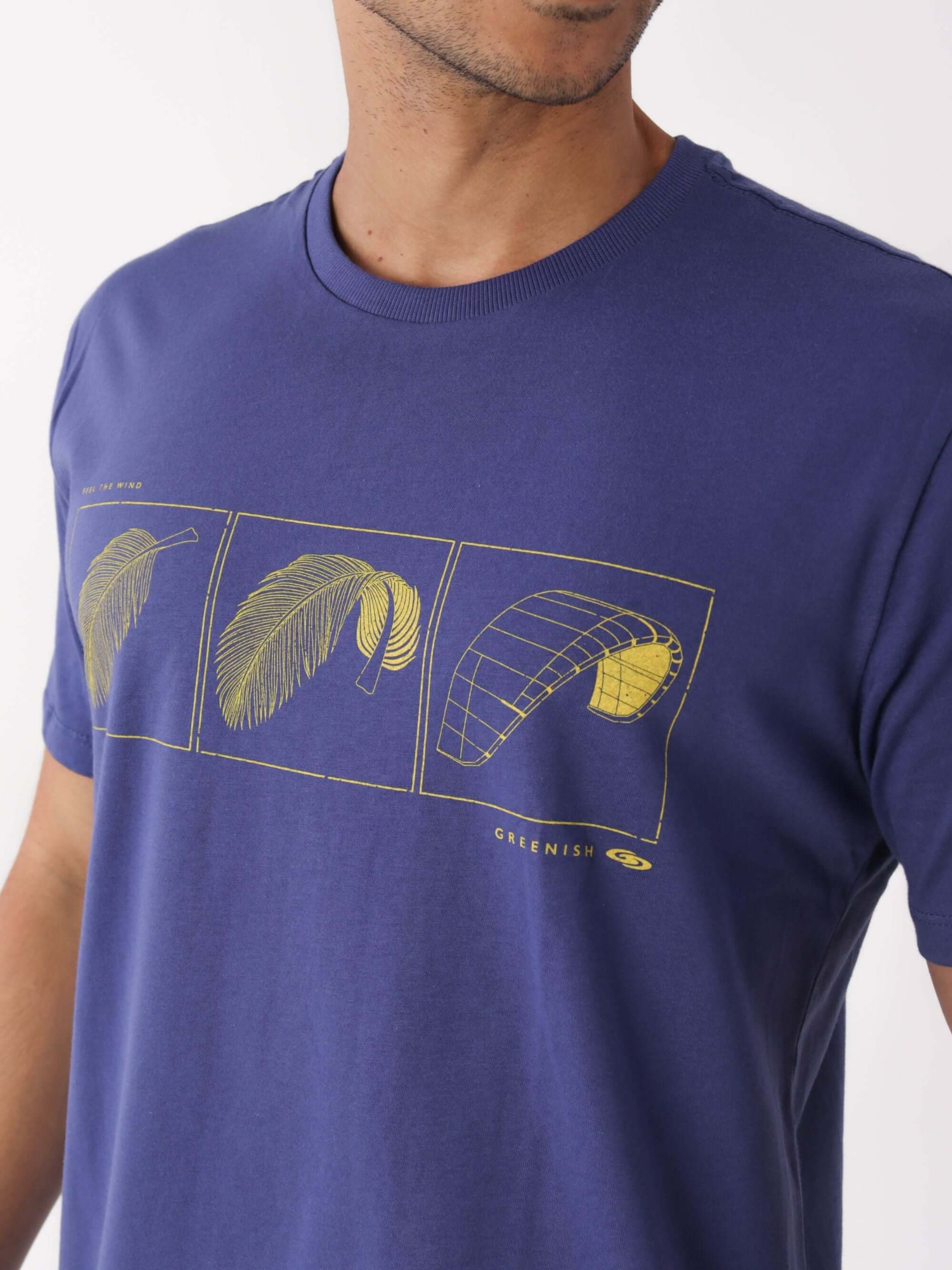 Camiseta azul royal Feel The Wind da Greenish com estampa minimalista em amarelo.