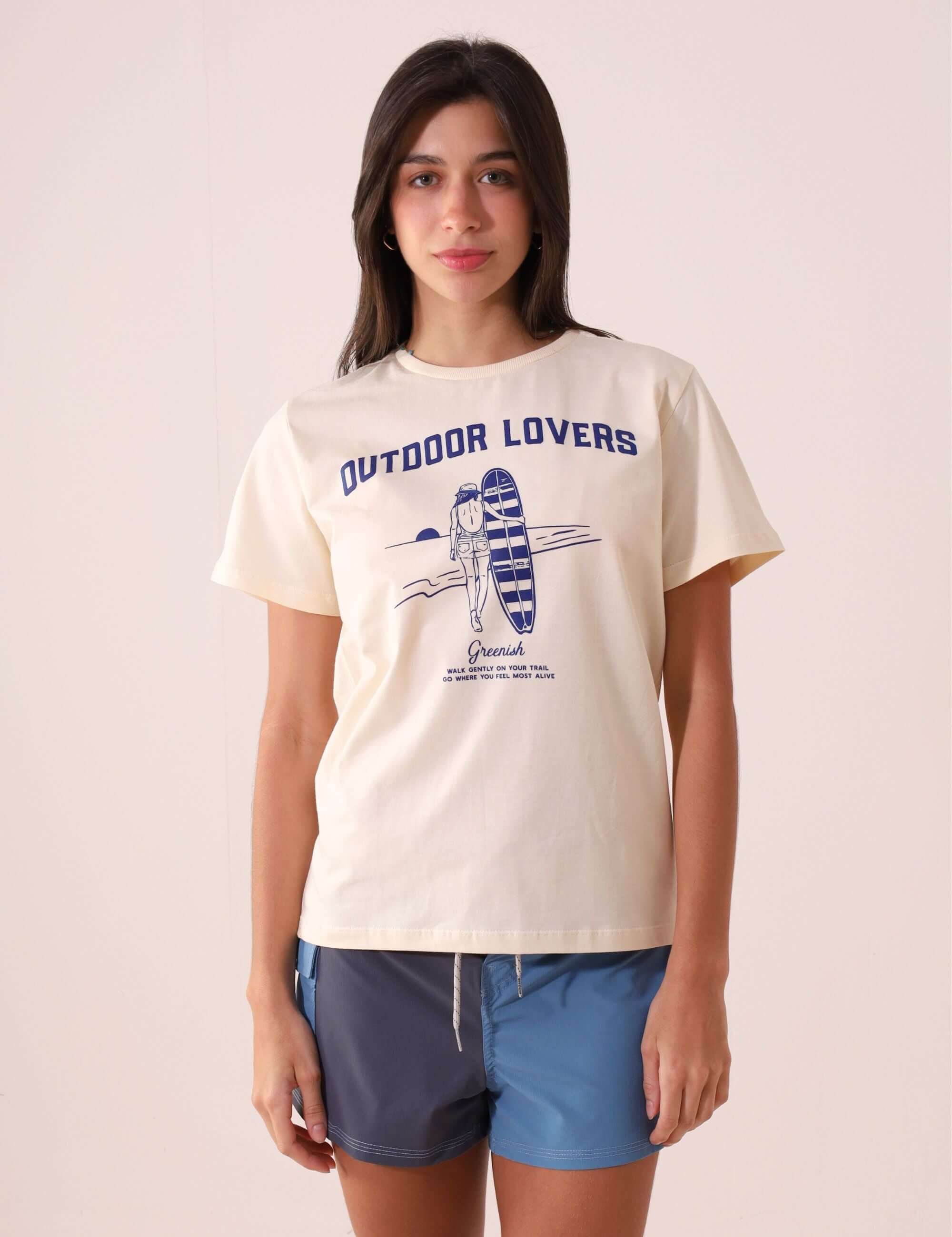 Mulher vestindo CAMISETA BEACH GIRL - NATURAL da Greenish com estampa Outdoor Lovers, confeccionada em malha 100% algodão.