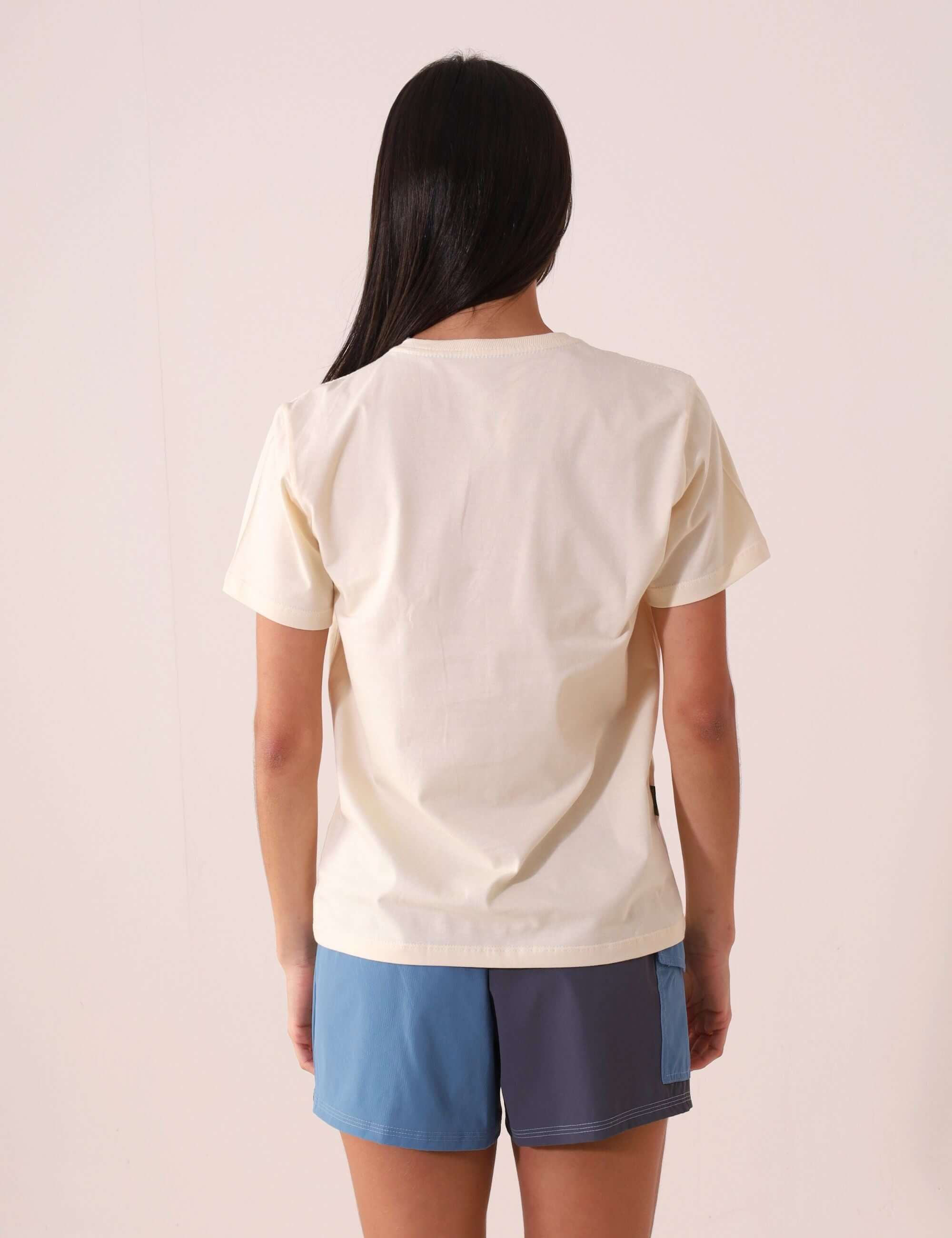 Camiseta Greenish BEACH GIRL - NATURAL em algodão, vista traseira. Estampa "OUTDOOR LOVERS", perfeita para aventureiros.