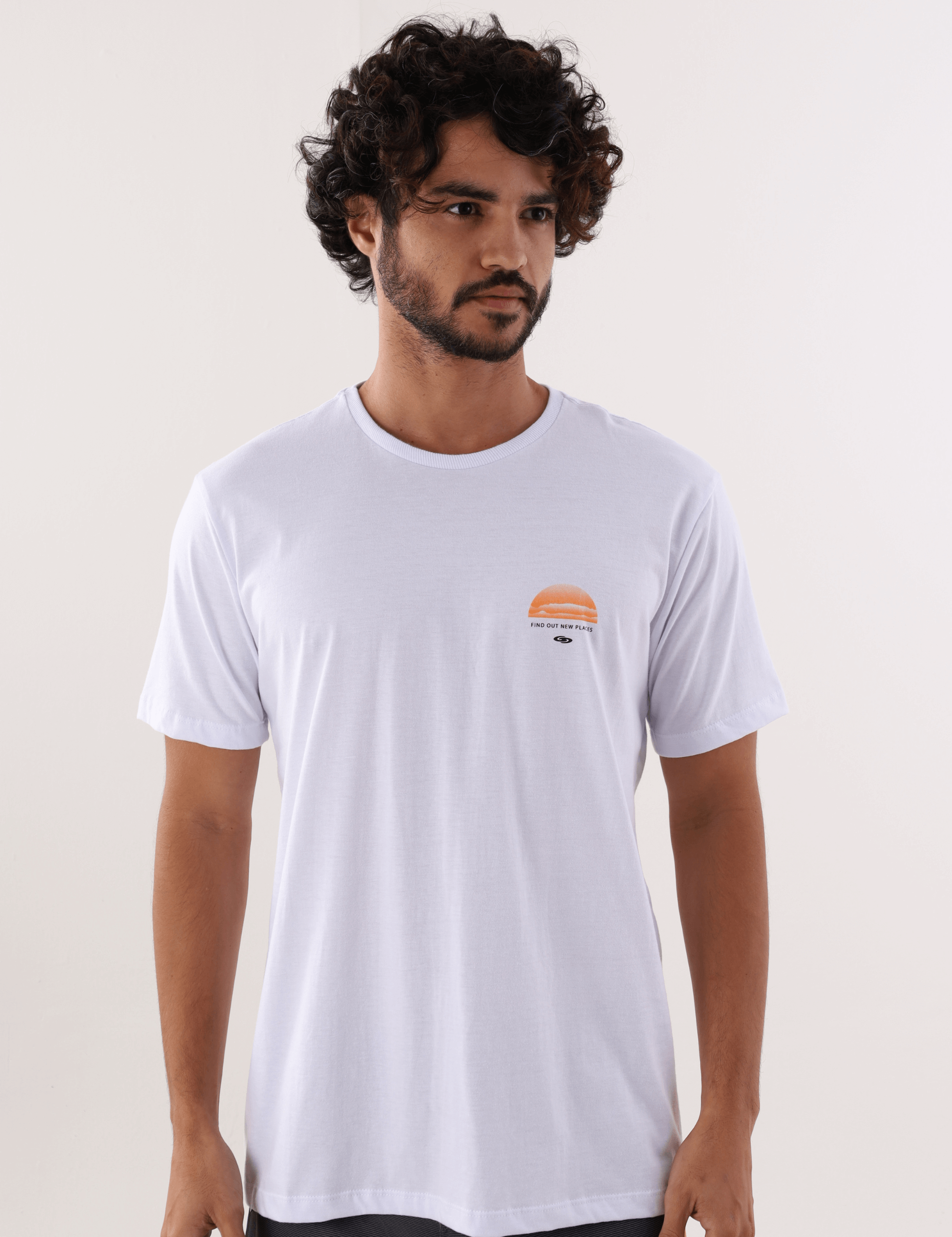 Camiseta branca Greenish com estampa 'Find Out New Places', ideal para explorar novos lugares com estilo e conforto.
