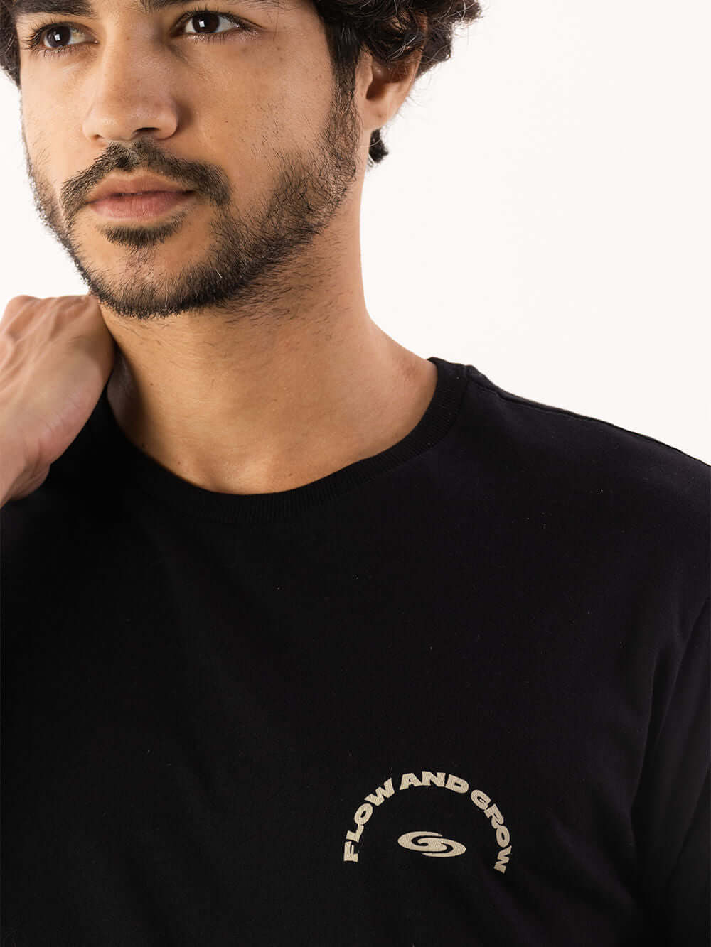 Camiseta preta modelo Flow and Grow, com estampa exclusiva. Conforto e estilo para o dia a dia. Ideal para todas as ocasiões.