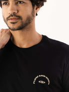 Camiseta preta modelo Flow and Grow, com estampa exclusiva. Conforto e estilo para o dia a dia. Ideal para todas as ocasiões.