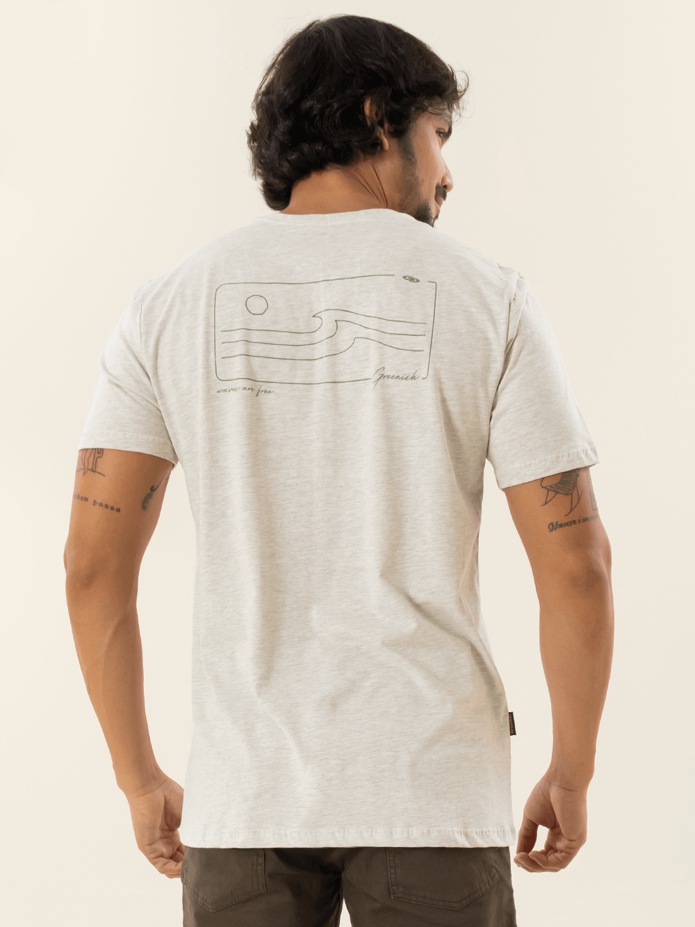 Camiseta masculina mescla claro da marca Greenish com estampa original nas costas.