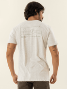 Camiseta masculina mescla claro da marca Greenish com estampa original nas costas.
