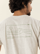 Camiseta mescla claro Greenish com estampa original de ondas, modelagem clássica e toque leve.
