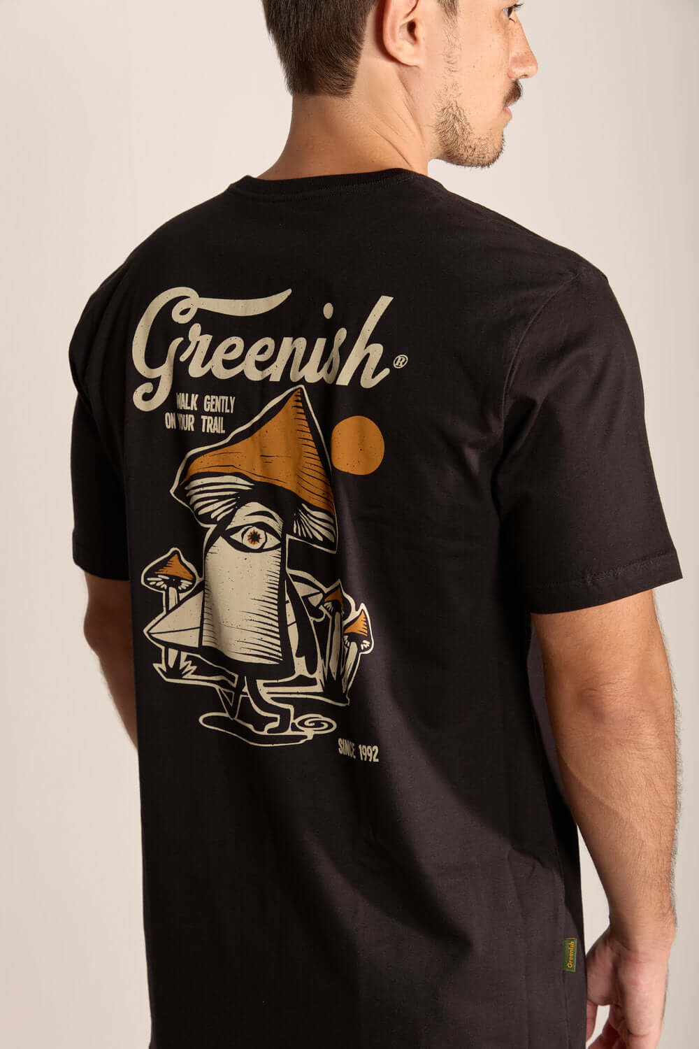 Camiseta Gentle Mushroom - Preto com estampa de cogumelo, marca Greenish, estilo consciente e divertido.
