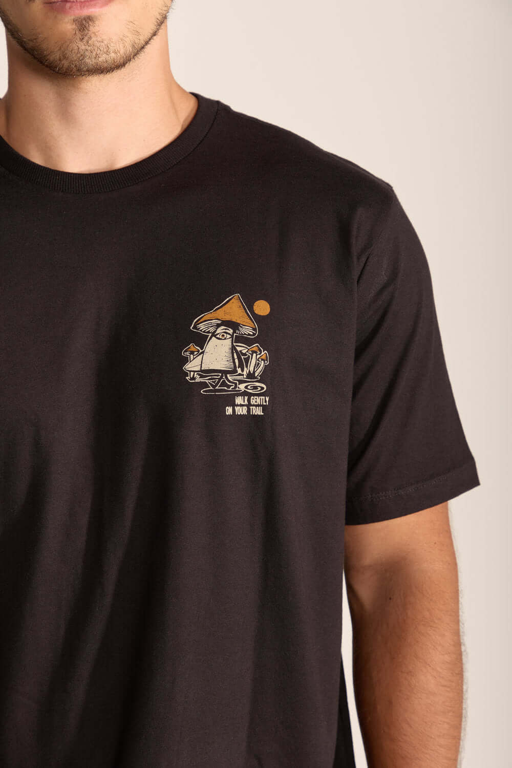 Camiseta Gentle Mushroom preta com estampa estilizada de cogumelo, simbolizando natureza e autoconhecimento.