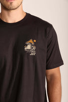 Camiseta Gentle Mushroom preta com estampa estilizada de cogumelo, simbolizando natureza e autoconhecimento.