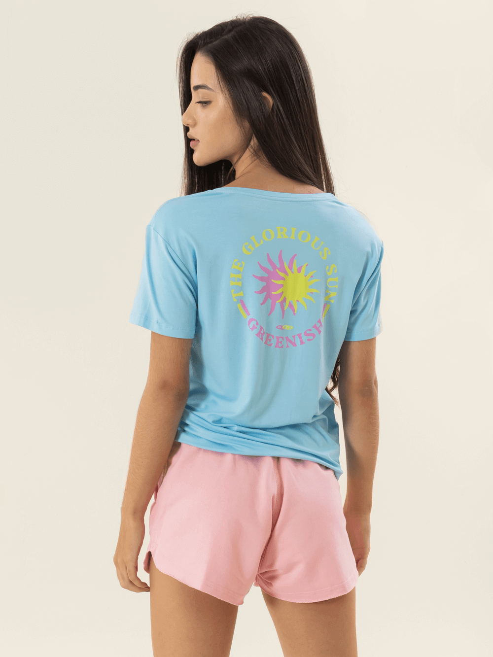 Camiseta azul "The Glorious Sun" da Greenish, com estampa colorida nas costas, ideal para dias ensolarados.