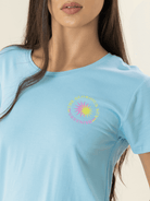 Camiseta azul 'The Glorious Sun' da marca Greenish, exibindo um design vibrante e moderno.