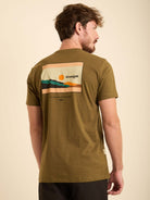 Camiseta verde musgo da Greenish com estampa inspiradora nas costas, perfeita para aventuras ao ar livre.
