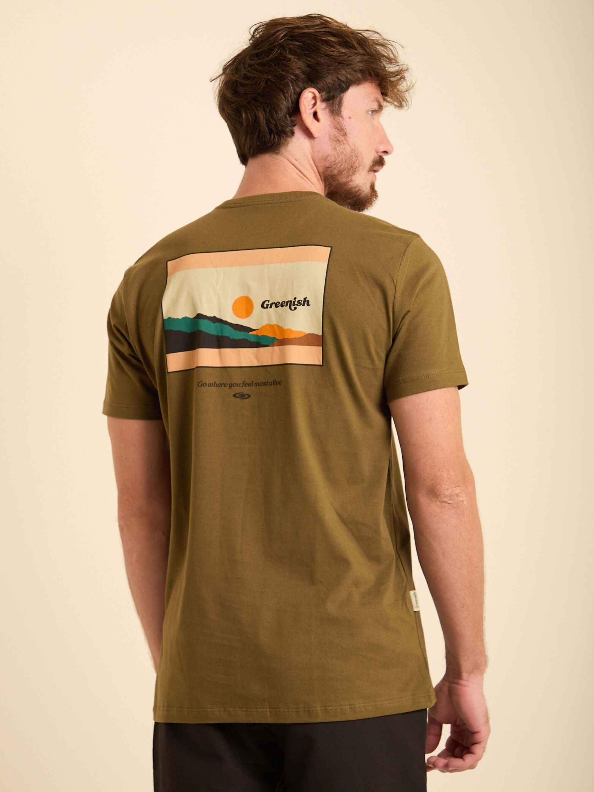 Camiseta verde musgo da Greenish com estampa inspiradora nas costas, perfeita para aventuras ao ar livre.