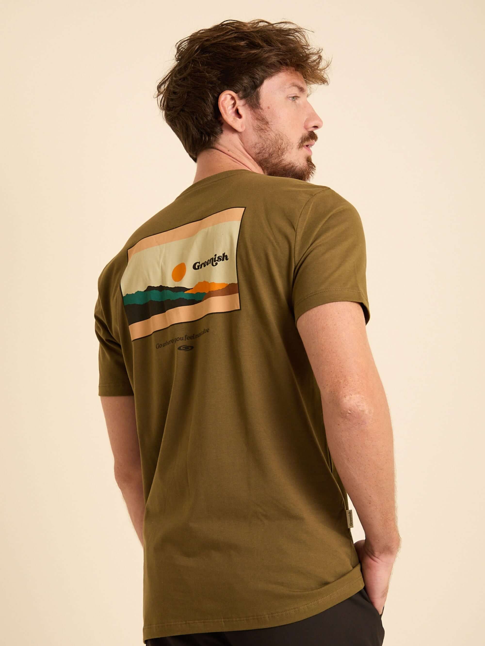 Camiseta Greenish verde musgo com estampa "Go Where You Fell Most Alive" vista traseira.