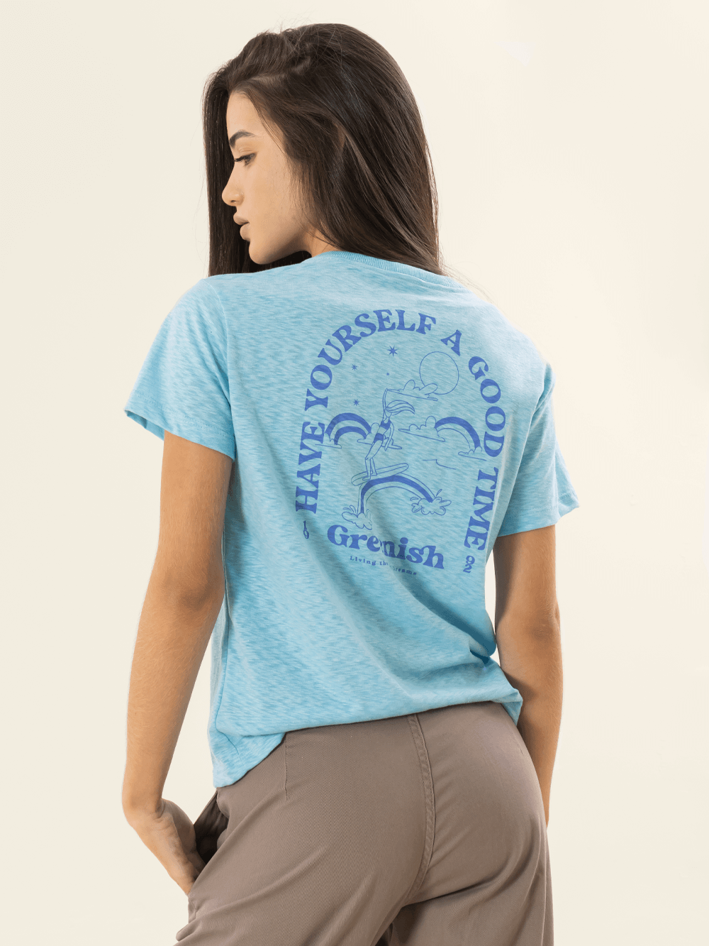 T-shirt Good Times azul da Greenish, estampa alegre com mensagem positiva, conforto e estilo para momentos descontraídos.