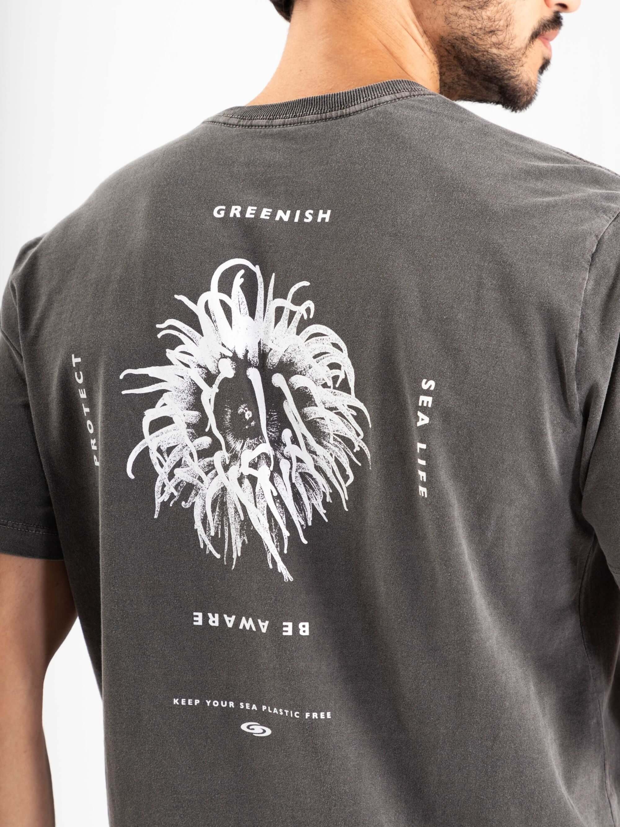 Camiseta Greenish Stone Be Aware na cor chumbo, com estampa de vida marinha e mensagem de proteção ao meio ambiente.