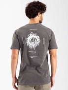 Camiseta Stone Be Aware Chumbo da Greenish, estampa estilizada nas costas, ideal para um visual urbano.