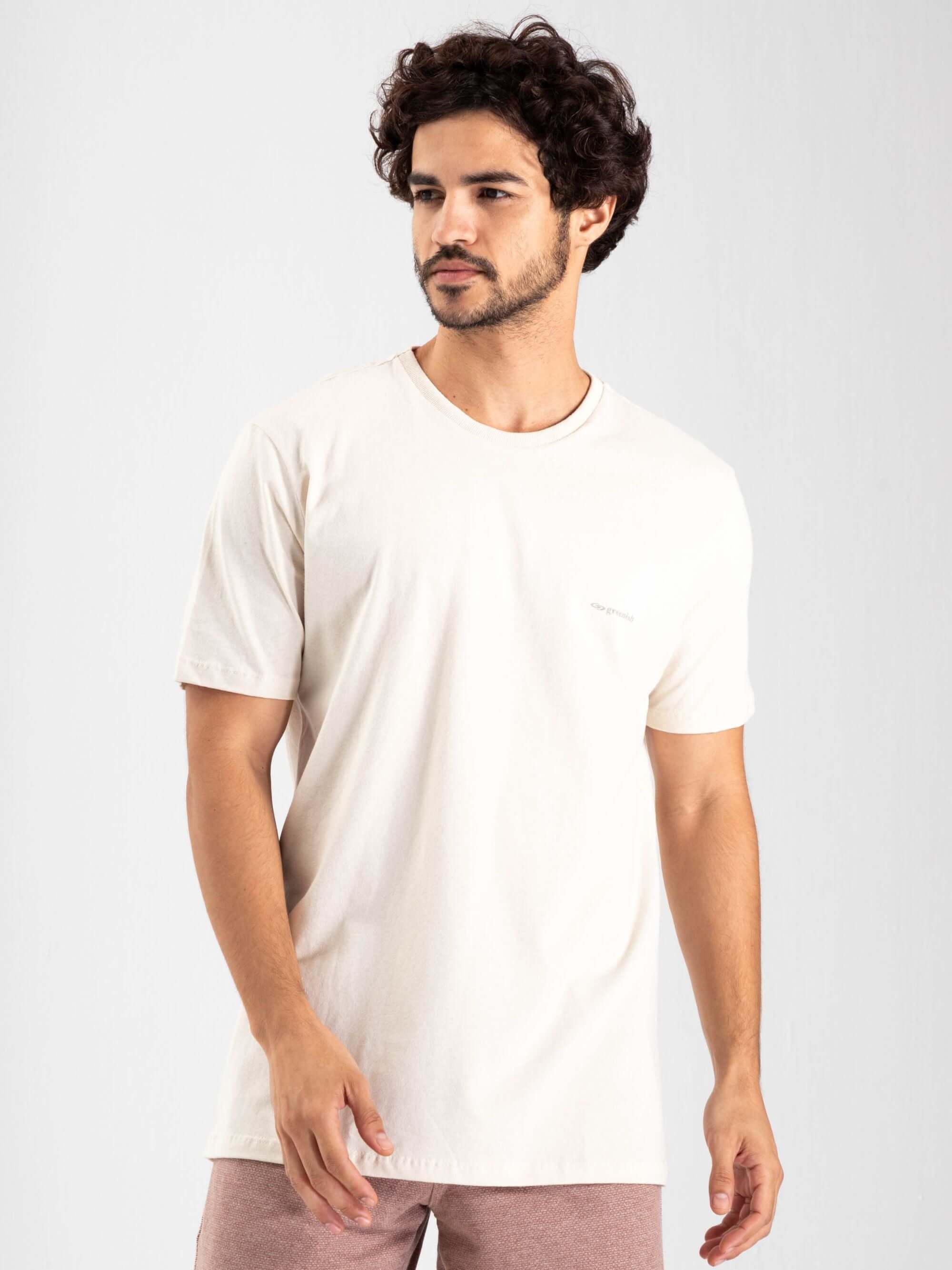 Camiseta Greenish Classic off white em algodão, leve, moderna e confortável para o dia a dia.