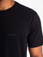 Camiseta Greenish Classic na cor preta, modelagem clássica, 100% algodão e toque suave.