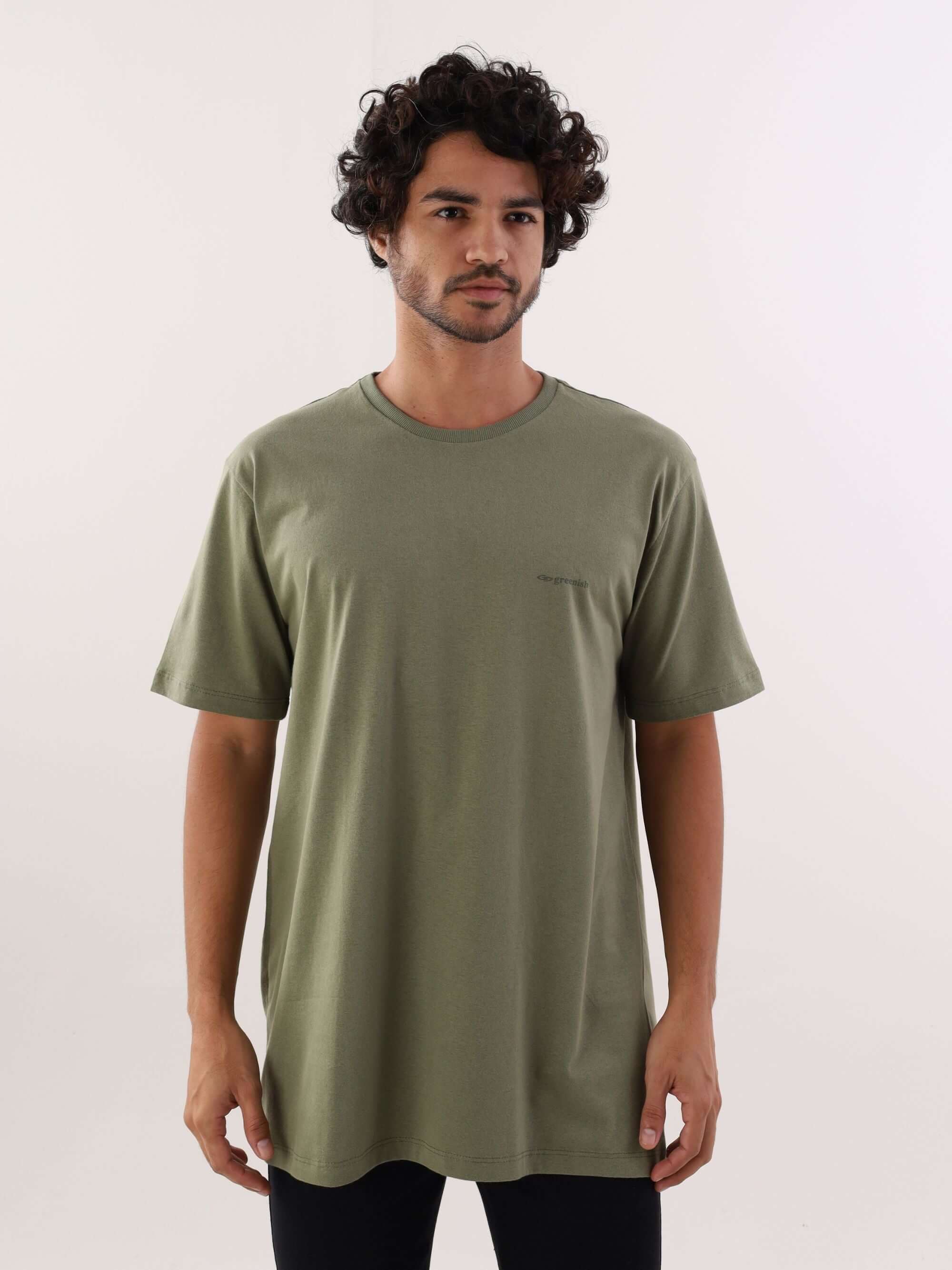 Camiseta Greenish Classic verde, modelagem clássica em 100% algodão, leve e sustentável para o dia a dia.
