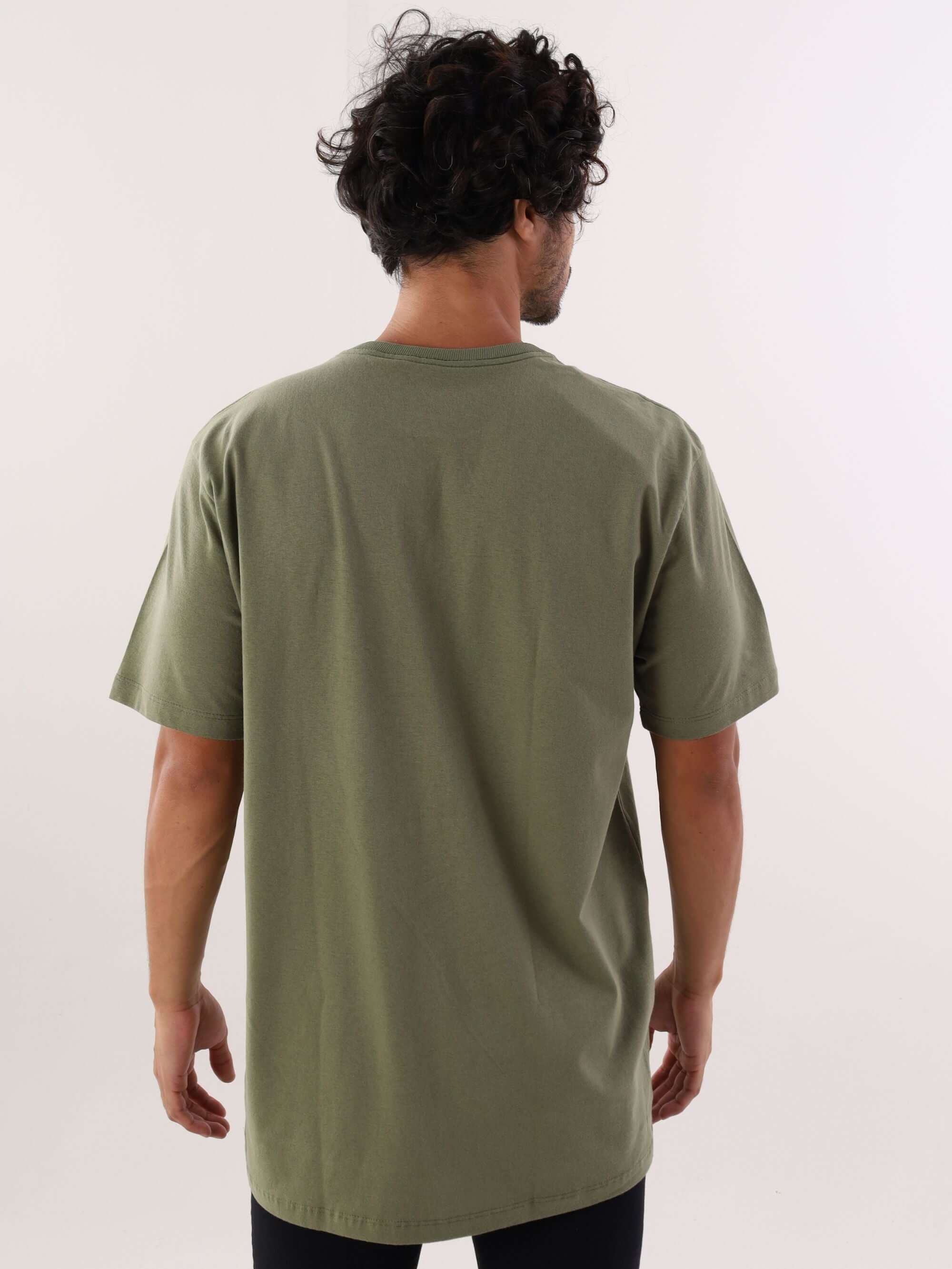 Camiseta Greenish Classic verde, modelagem clássica, 100% algodão, vista de trás destacando conforto e estilo.