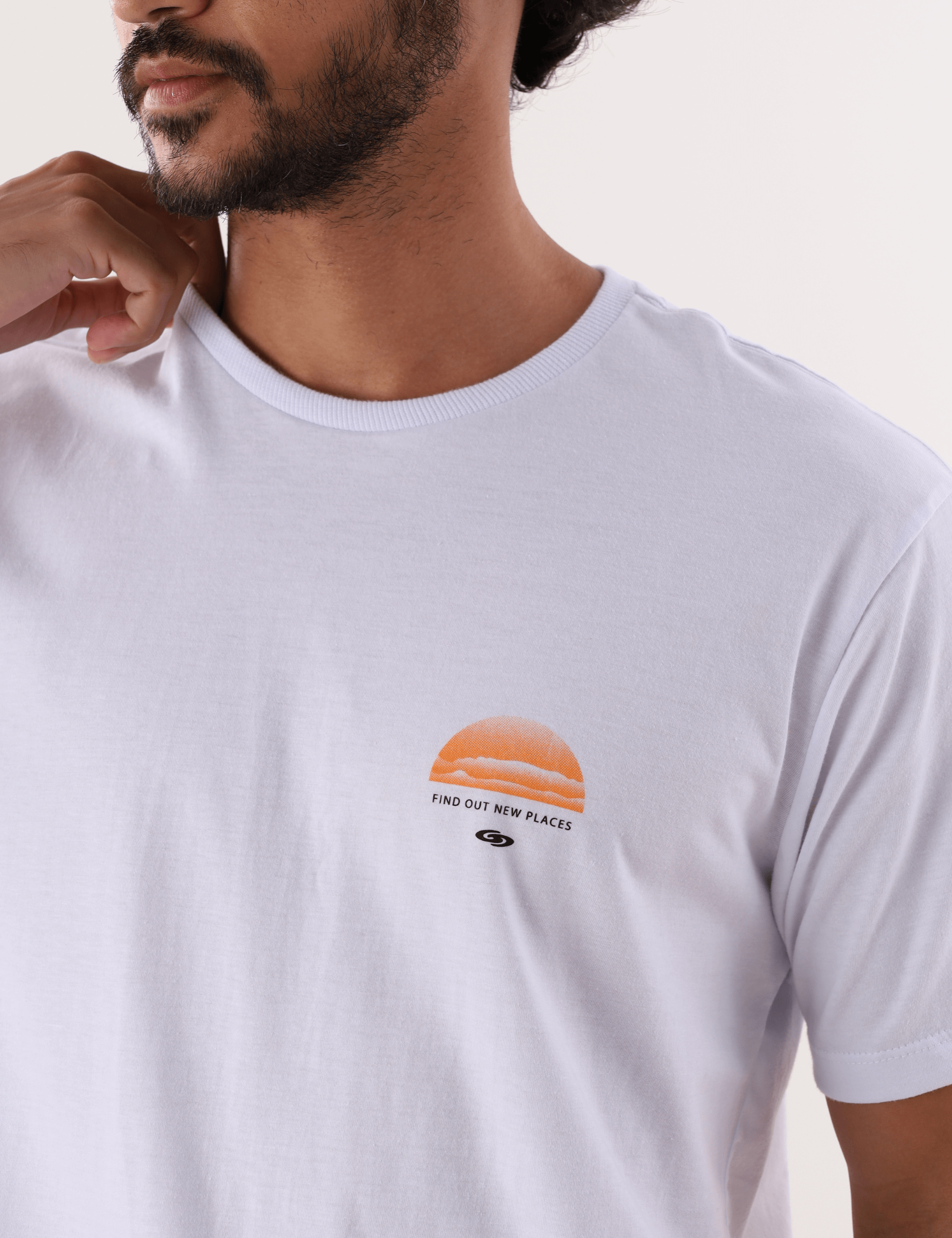 Camiseta branca "Find Out New Places" marca Greenish com estampa minimalista de pôr do sol. Moda casual moderna e aventureira.