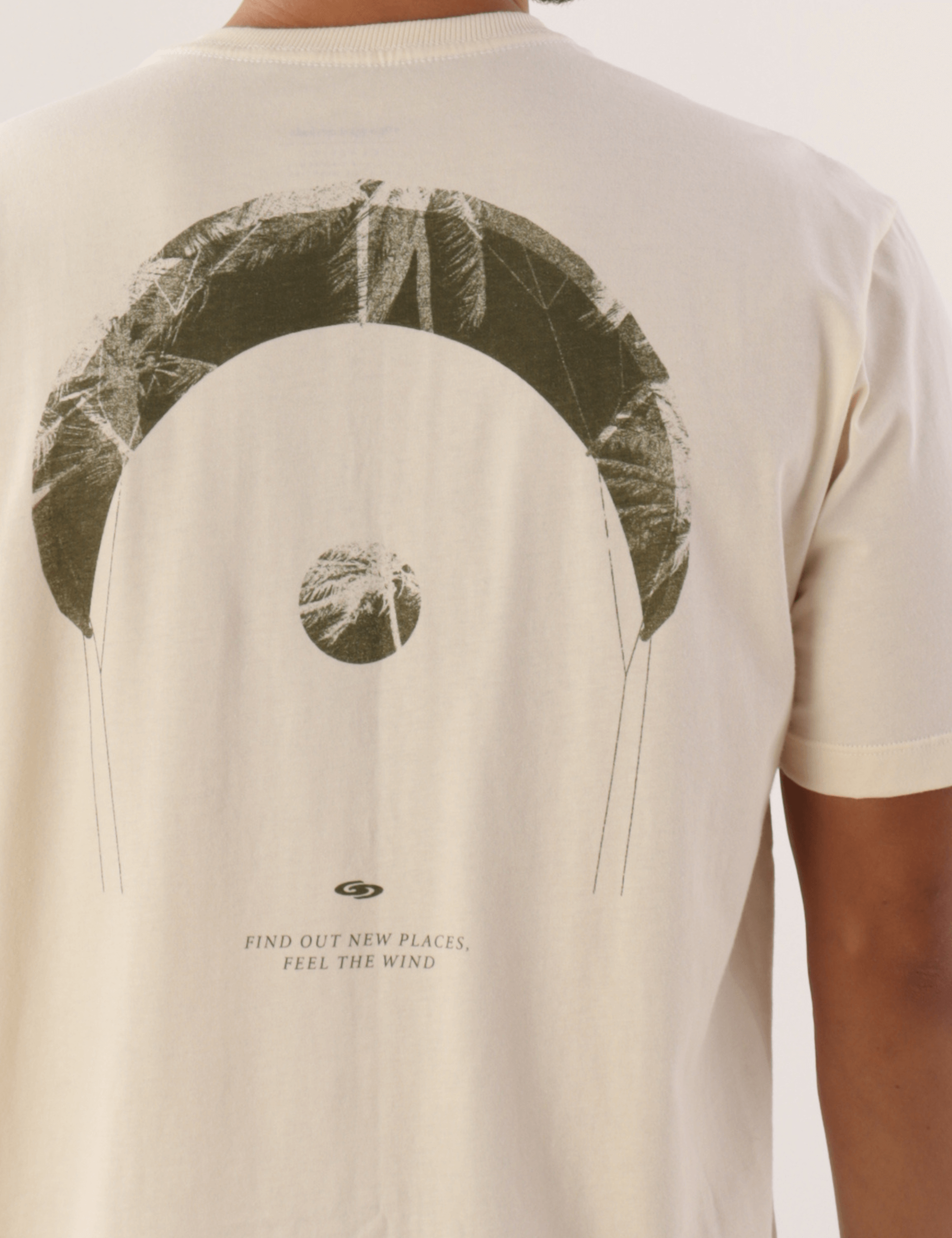 Camiseta Greenish 'Find Out New Places - Natural' com design de aventura, vista traseira. Ideal para explorar novas paisagens.