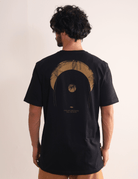 Camiseta preta Greenish com estampa minimalista na frente e arte inspiradora nas costas, ideal para aventuras ao ar livre.