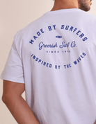 Camiseta branca Made By Surfers da Greenish com design minimalista, ideal para dias descontraídos e rolês na praia.