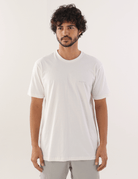 Camiseta Greenish Off White em algodão, modelo masculino vestindo peça casual, perfeita para o dia a dia. Marca: Greenish.
