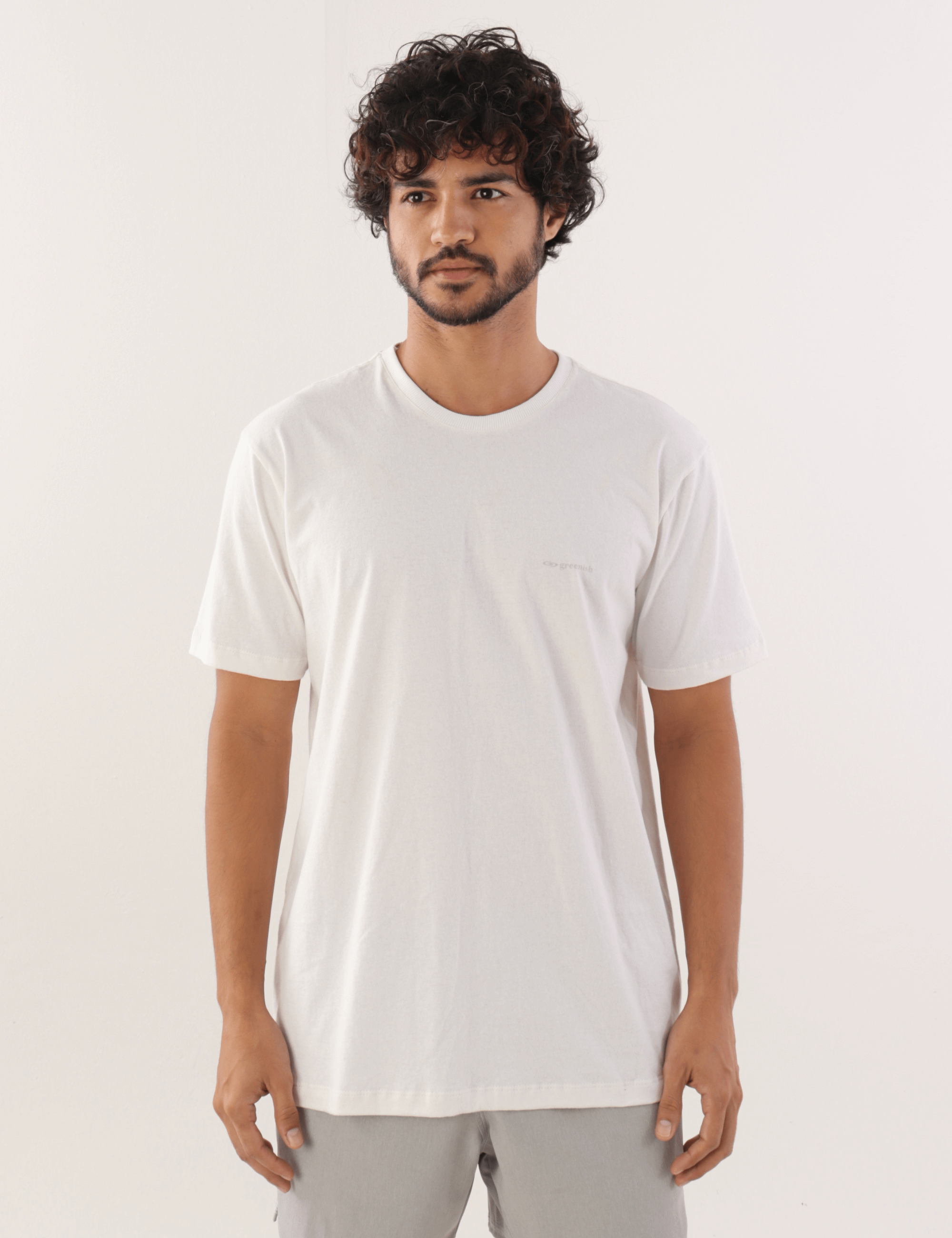Camiseta Greenish Off White em algodão, modelo masculino vestindo peça casual, perfeita para o dia a dia. Marca: Greenish.