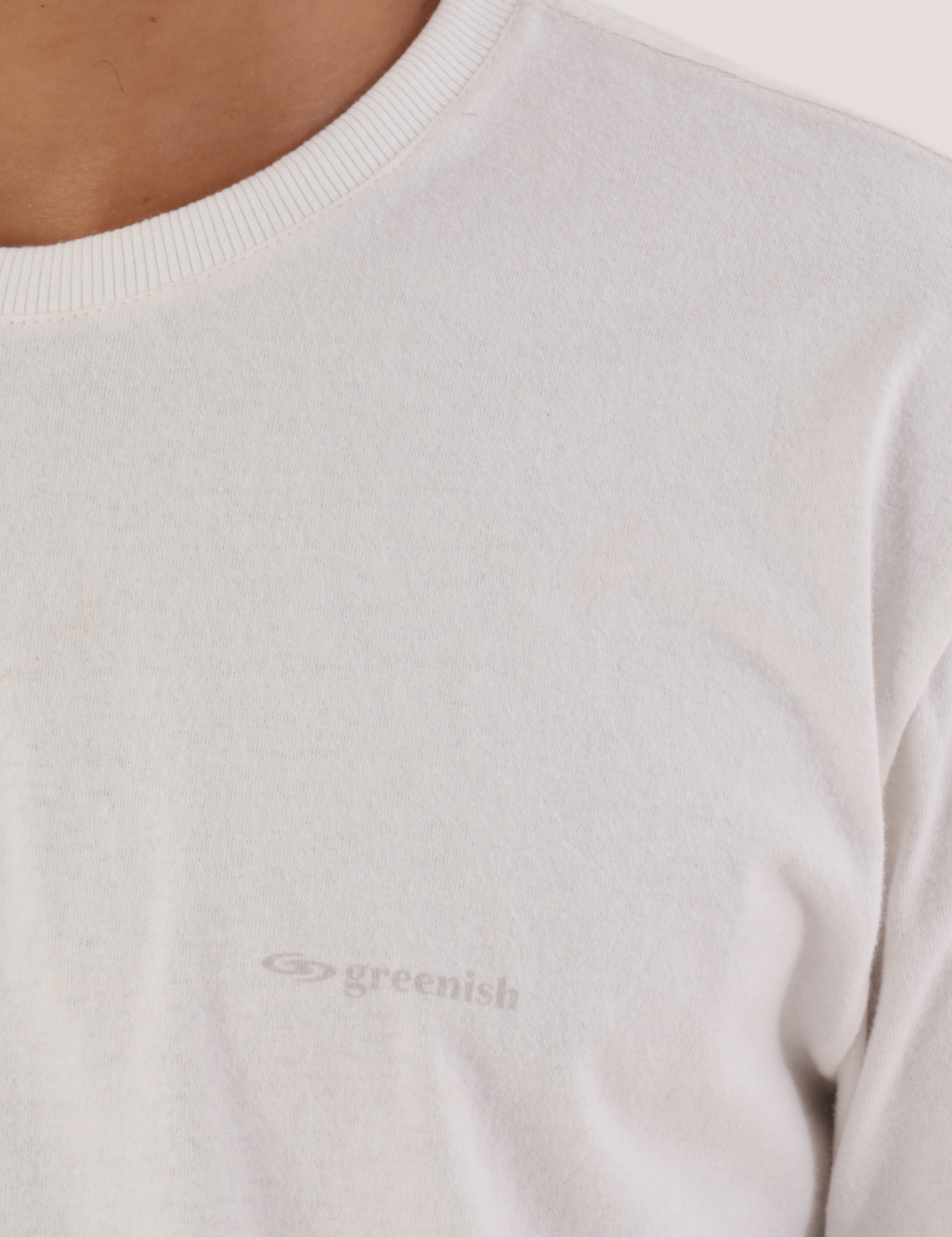 Camiseta Greenish off white com logo discreto. Design casual e moderno para moda masculina. Conforto e estilo. Marca: Greenish.