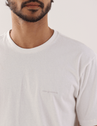 Camiseta off white da marca Greenish, detalhe de logo bordado, ideal para um look casual e elegante.