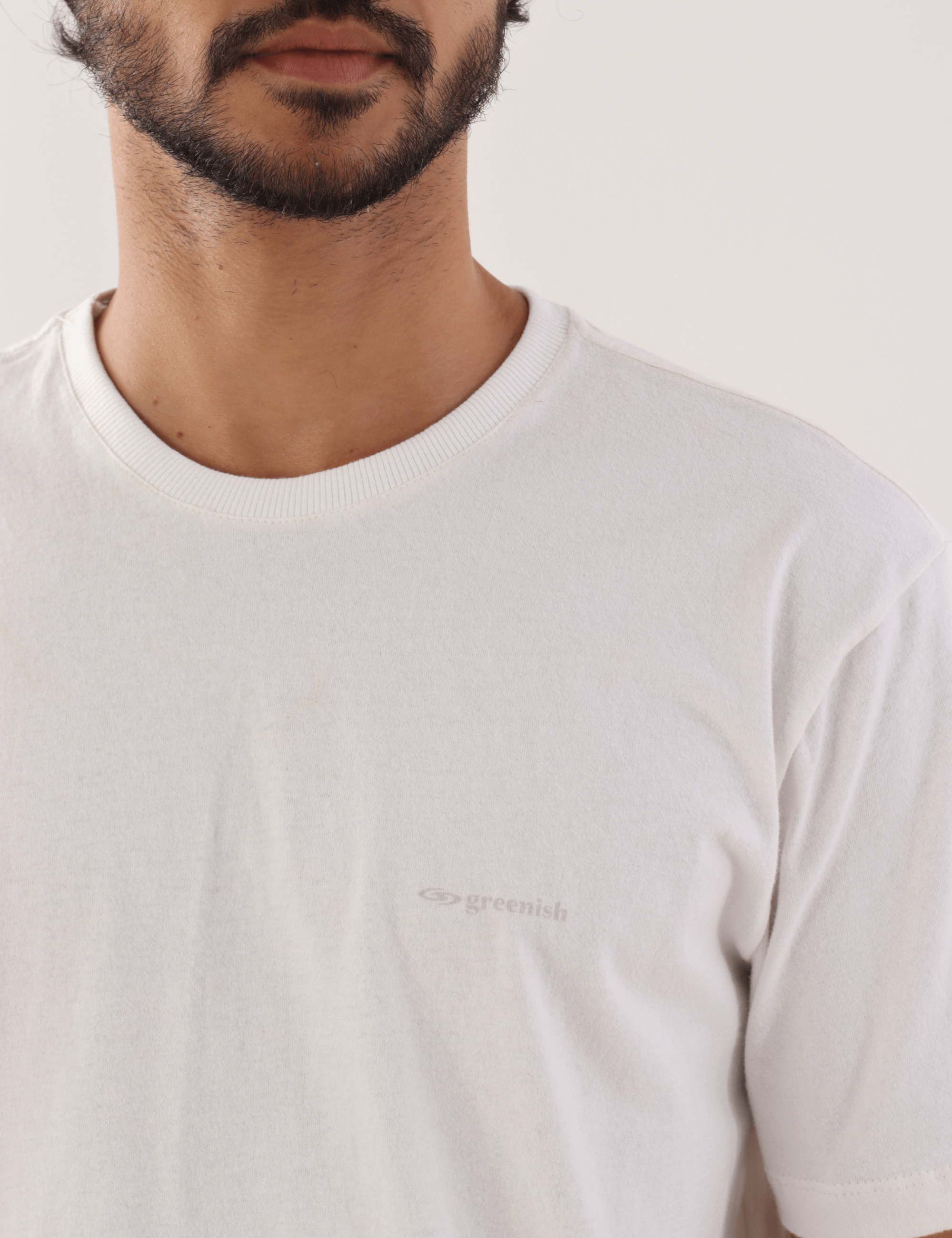 Camiseta off white da marca Greenish, detalhe de logo bordado, ideal para um look casual e elegante.